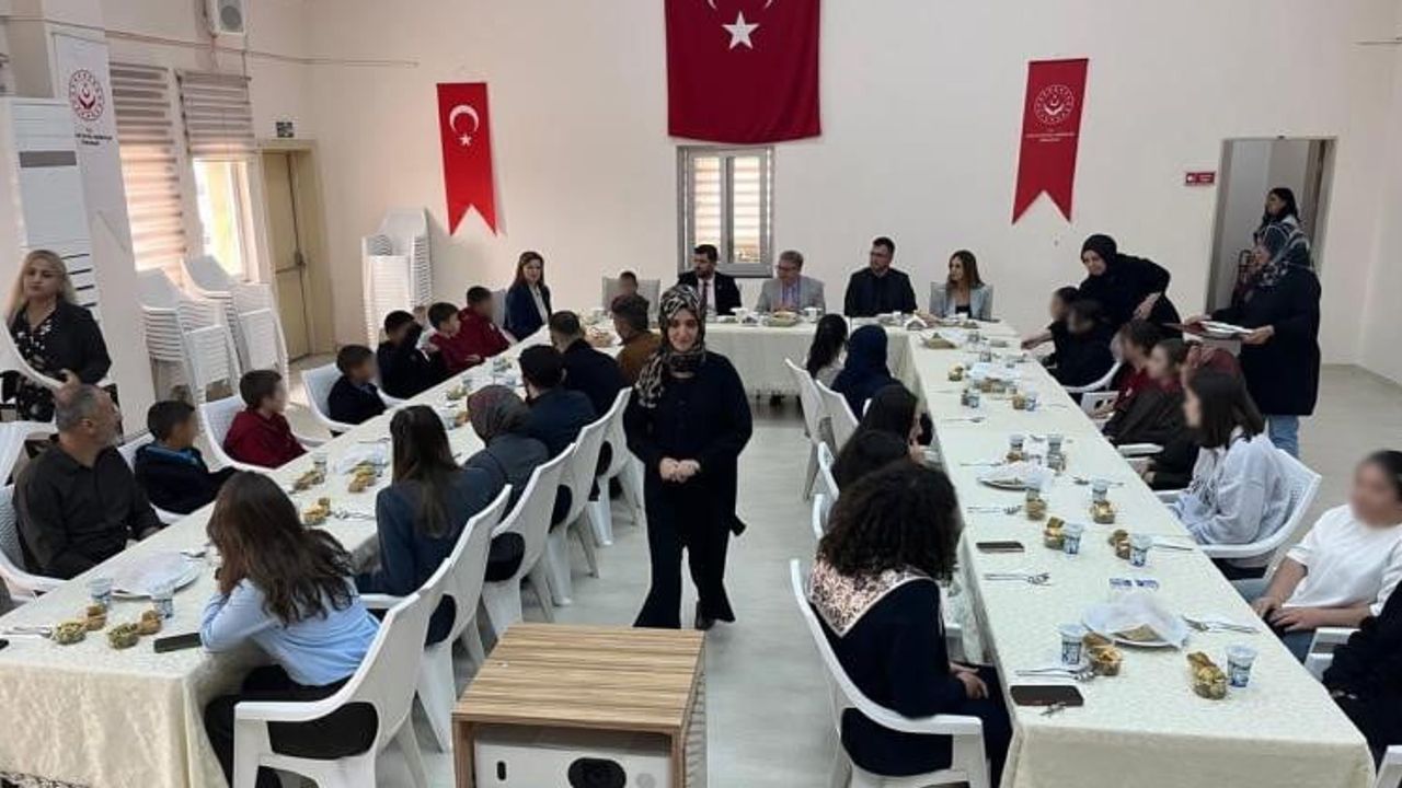 Kaymakam Helvacı Bozüyük'te çocukların sofrasına konuk oldu