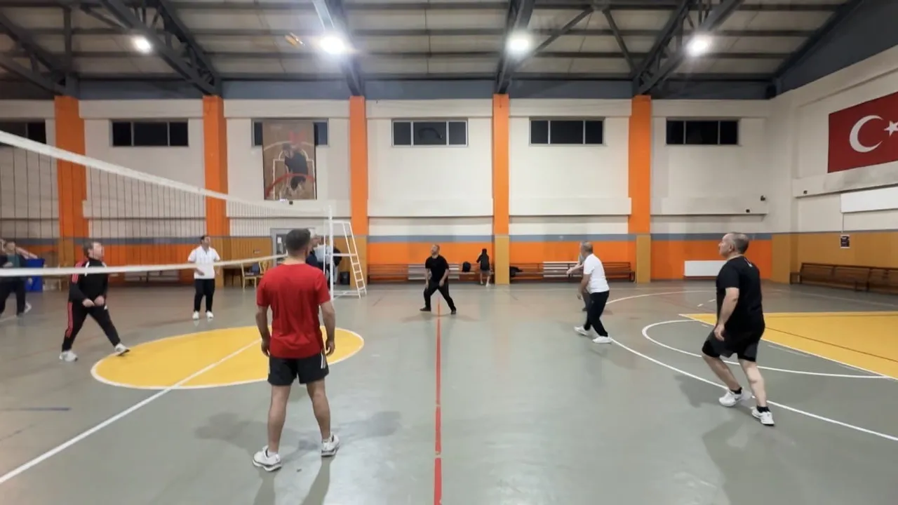 Kaymakam Hülür'le akşam voleybolu: müdürler sporla kaynaştı