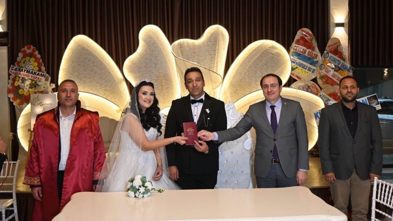 Kaymakam mesai arkadaşlarının mutluluğuna ortak oldu