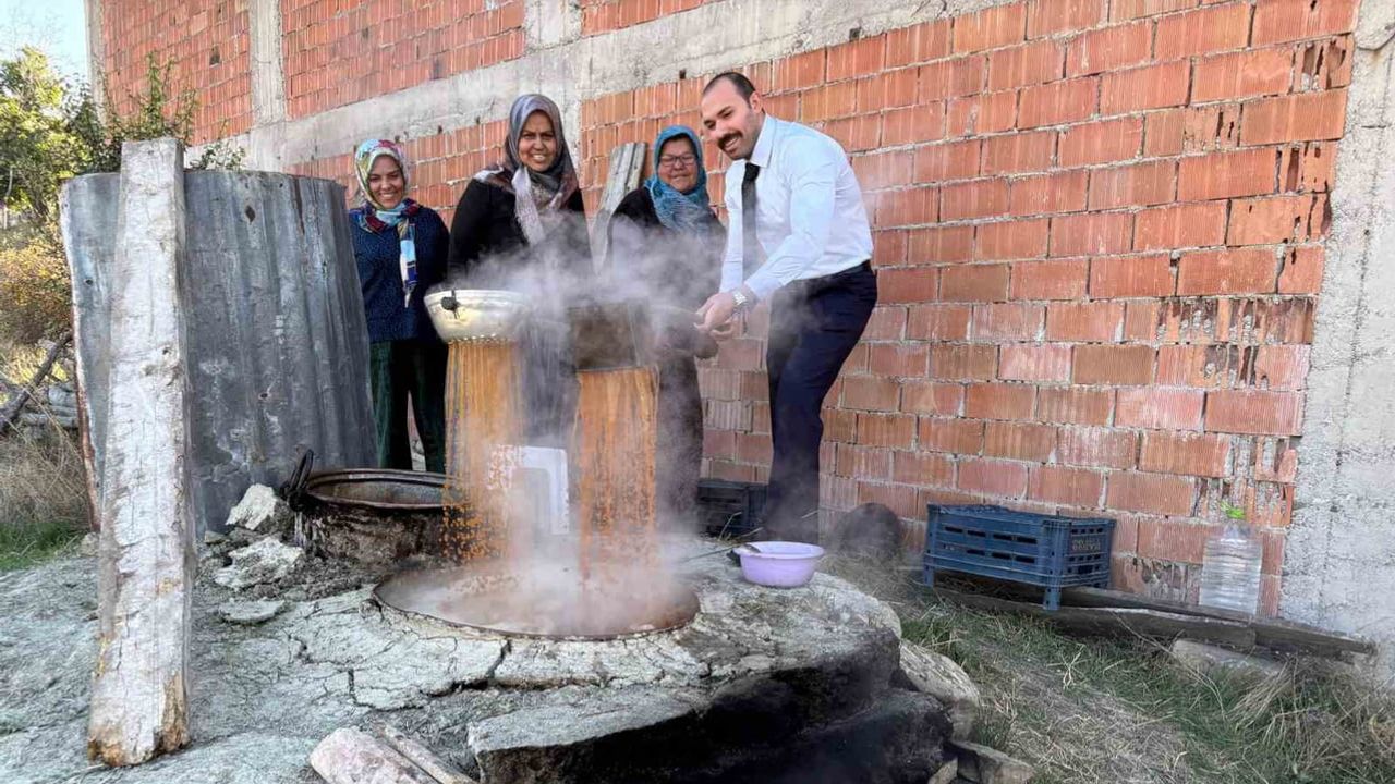 Kaymakam Metehan Güngör imeceyle pekmez kazanında köylülerle birlikte çalıştı
