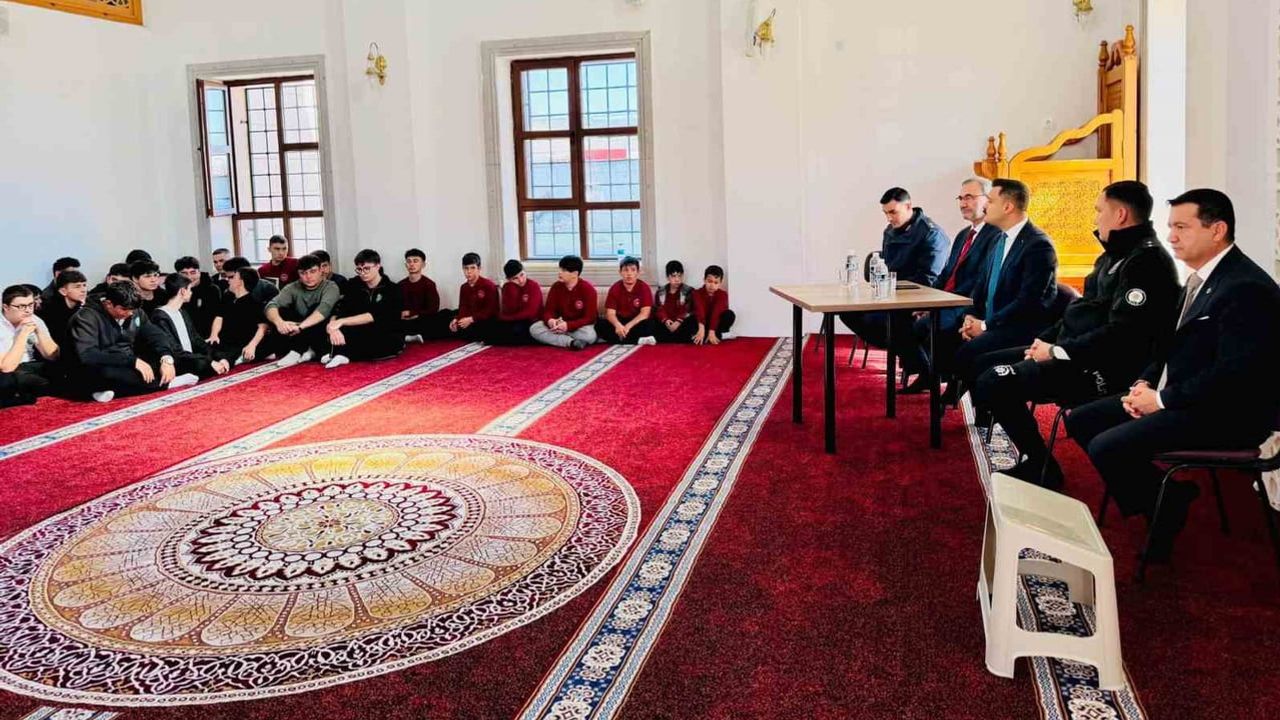 Kaymakam Titiz gençlerle birlik ve değer sohbeti yaptı