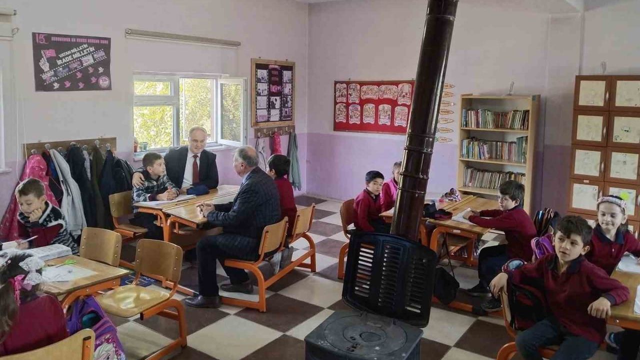 Kaymakam Tosun sınıflarda öğrencilerin hedeflerini dinledi