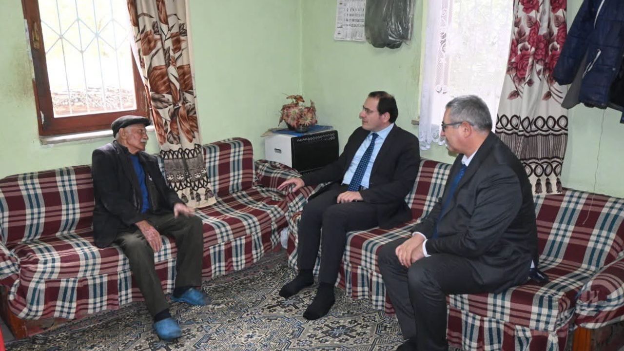 Kaymakam Türker'den anlamlı yaşlı ziyaretleri