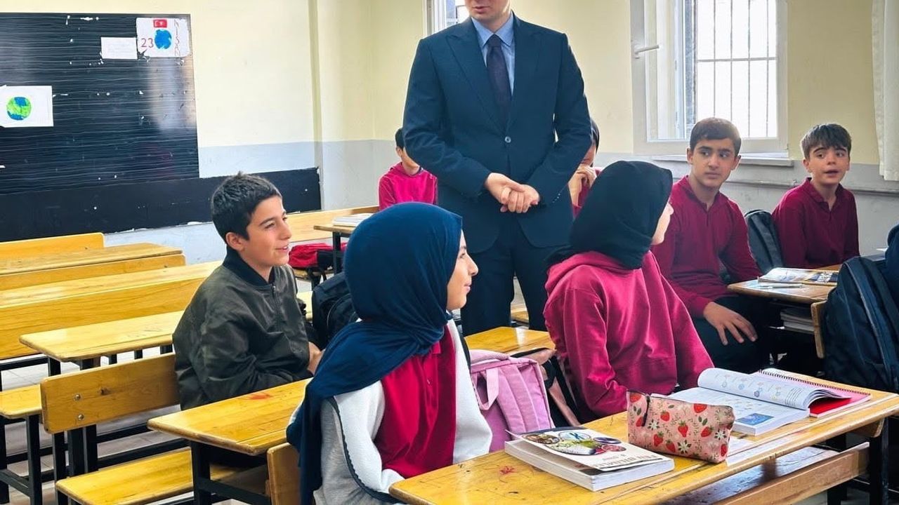 Kaymakam Yıldız öğrencilerle buluştu: eğitimin niteliğine dikkat çekti