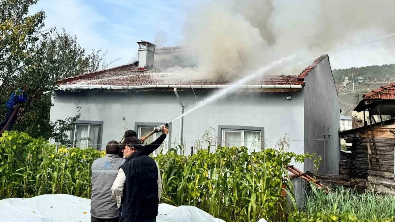 Kaynak kıvılcımları benzini tutuşturdu, çatı katında yangın çıktı