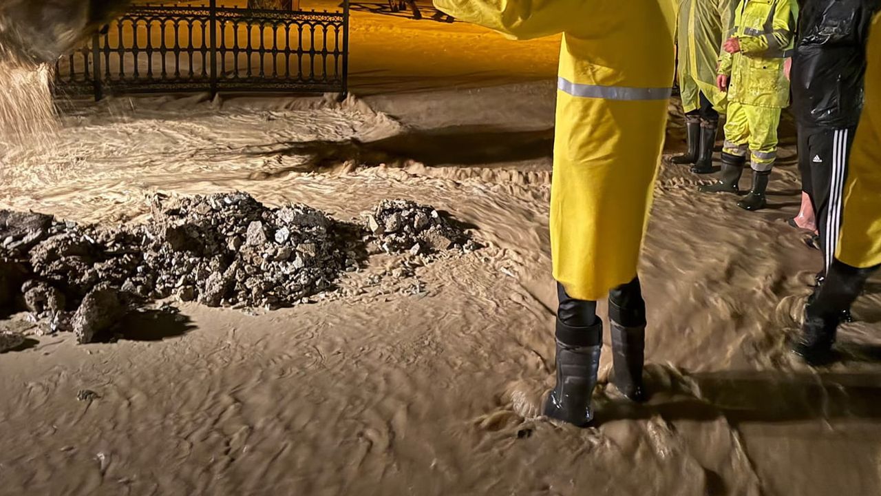 Kaynarca’da sel: ilçe merkezinde gece boyu süren tahliye çalışmaları