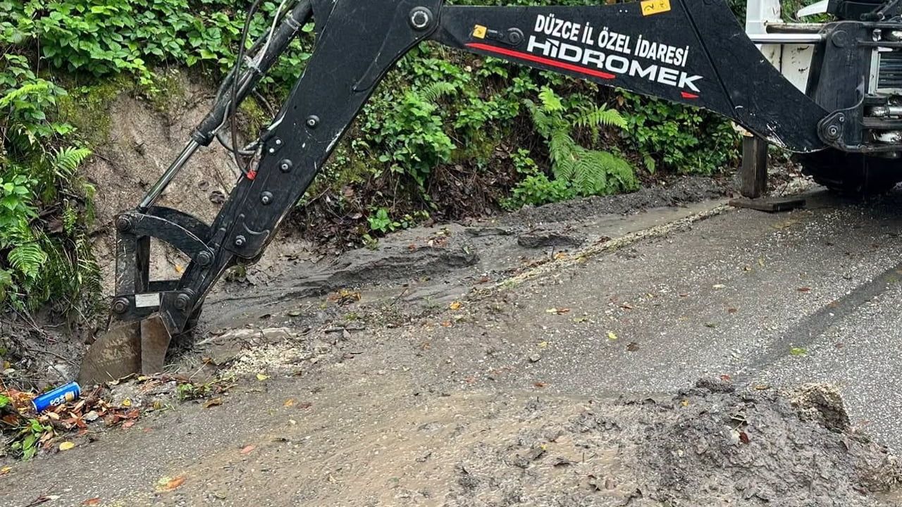 Kaynaşlı Tavak Köyü'nde menfezler temizlenerek su akışı sağlandı