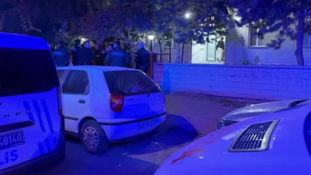 Kayseri'de babasını öldürdükten sonra cansız bedenle bir gün kalan şüpheli hastaneye kaldırıldı