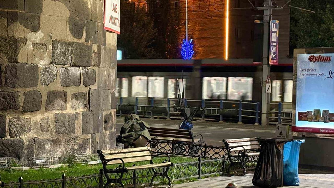 Kayseri'de bank arkasında bulunan şüpheli çanta kontrollü şekilde patlatıldı
