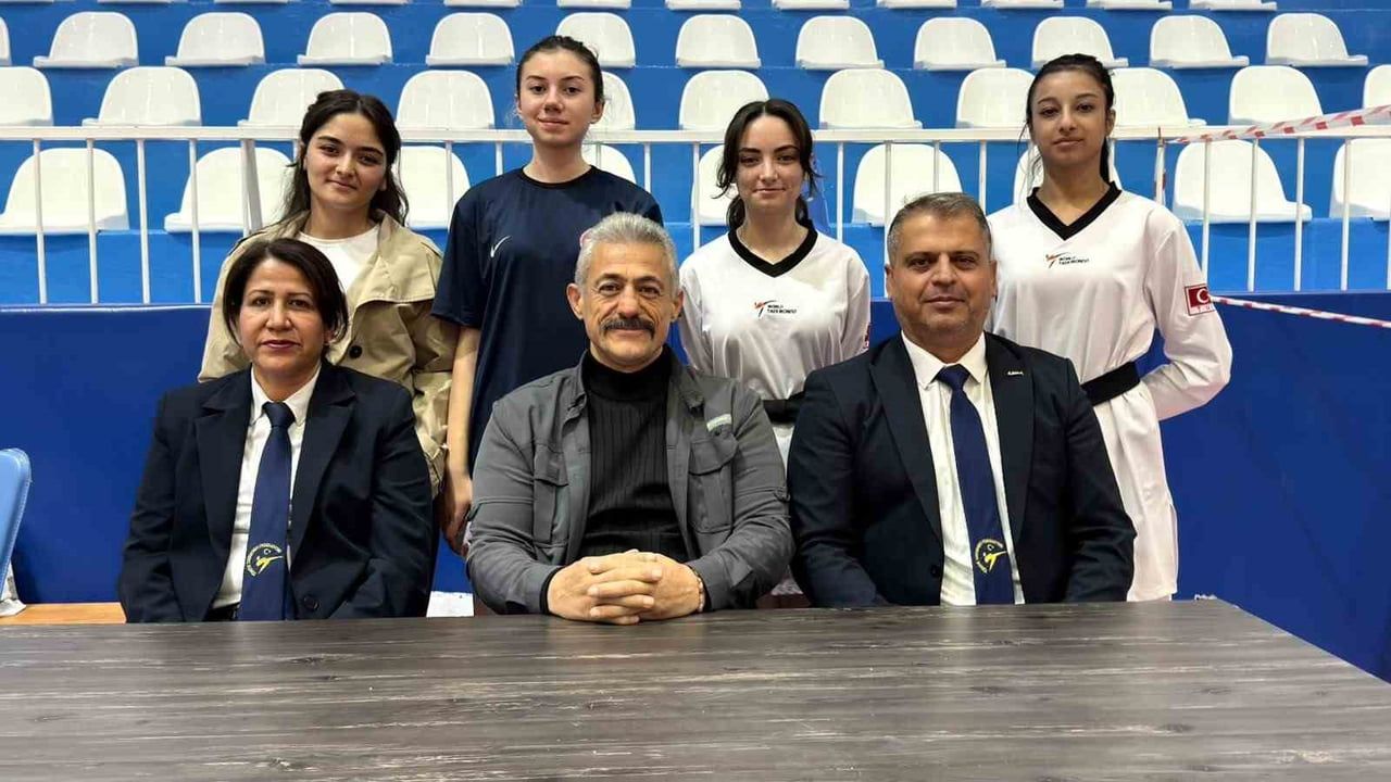 Kayseri'de genç tekvandocular Cumhuriyet coşkusunu mindere taşıdı