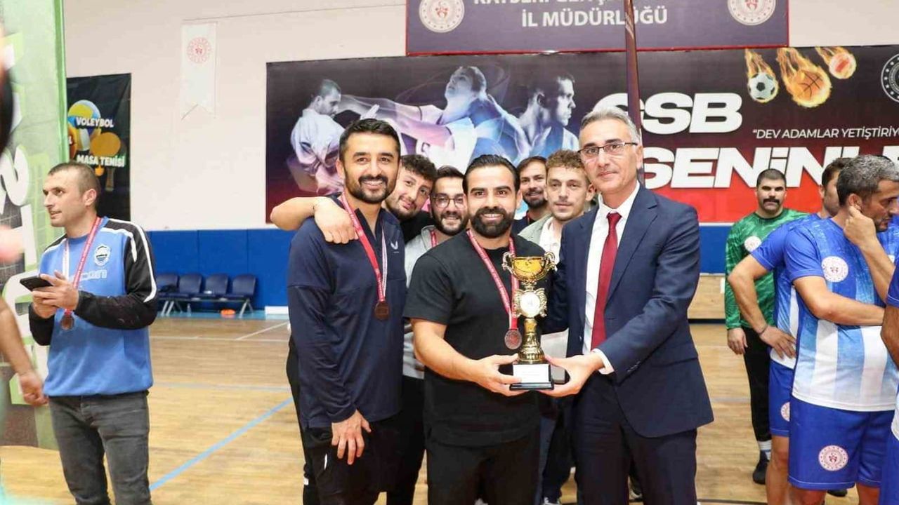 Kayseri'de kamu çalışanları sporla bir araya geldi: oyunlarda dostluk kazandı