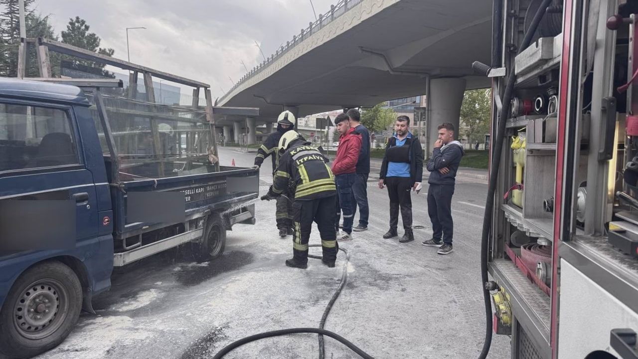 Kayseri'de kamyonetin arka lastiği alev aldı, itfaiye müdahale etti