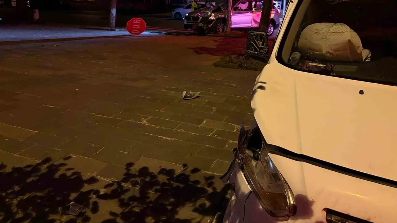 Kayseri'de kavşakta çarpışma: dört kişi yaralandı
