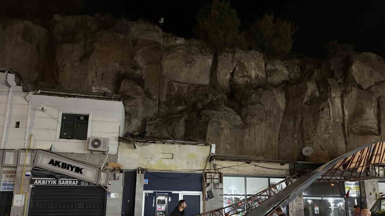 Kayseri'de kayalıktan düşen otomobil dükkanların üzerine devrildi: 1 yaralı