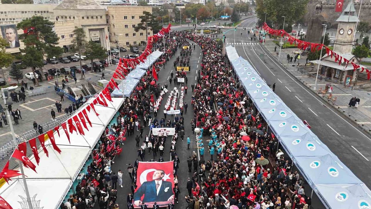 Kayseri'de komandoların gösterisi 29 ekim coşkusuna damga vurdu