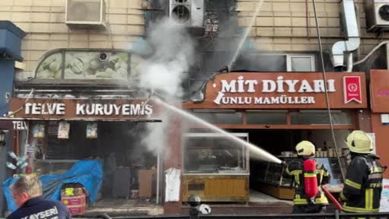 Kayseri'de unlu mamuller dükkanında yangın