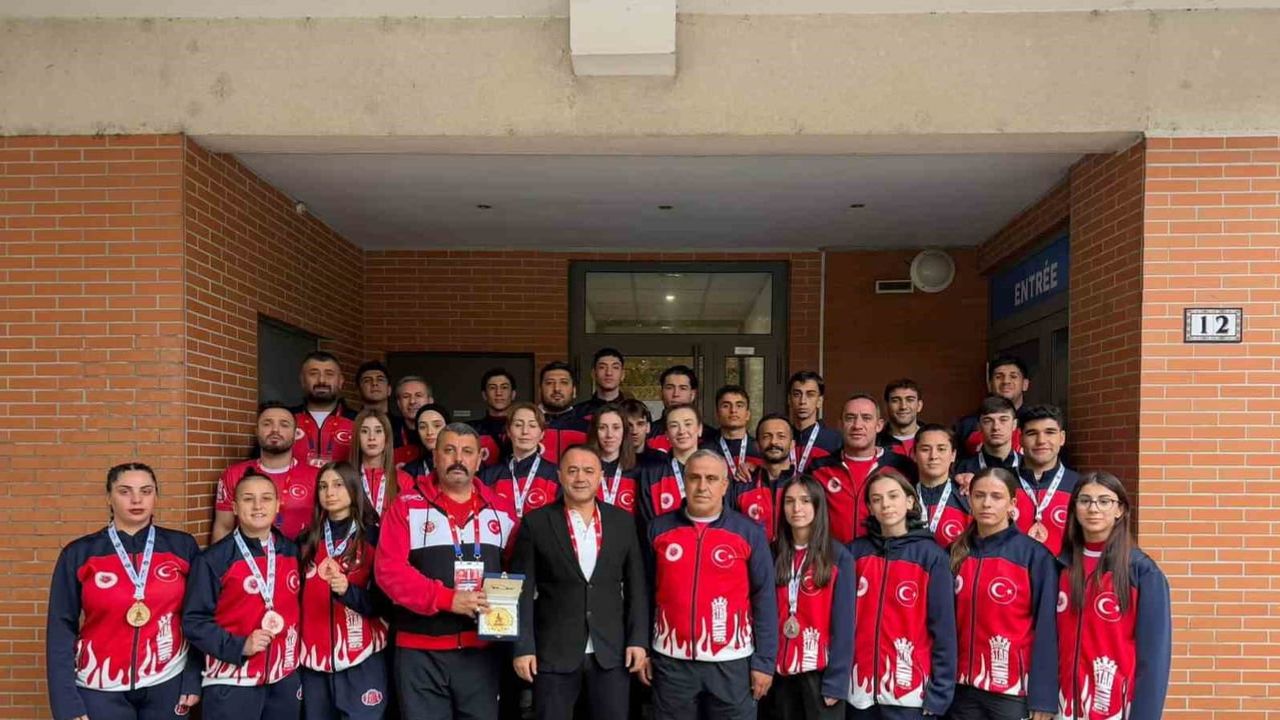 Kayseri'den Paris'e üç gümüşle dönen muaythai takımı