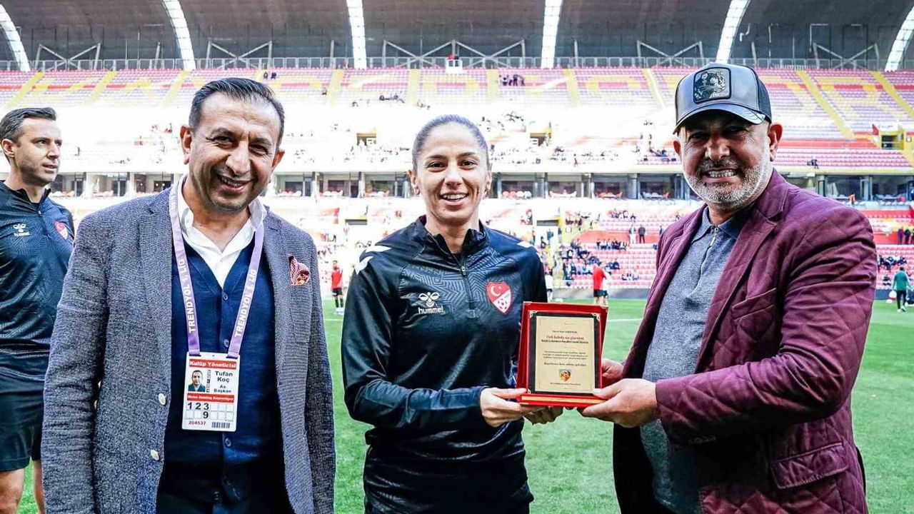 Kayserispor'dan seremoniyle kadın hakem onuru