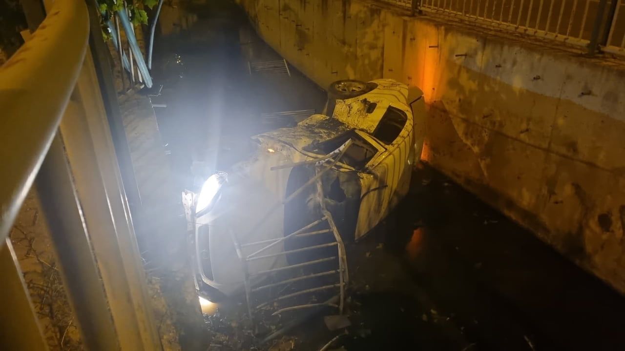Kaza Melikgazi'de: otomobil su kanalına uçtu, iki yaralı