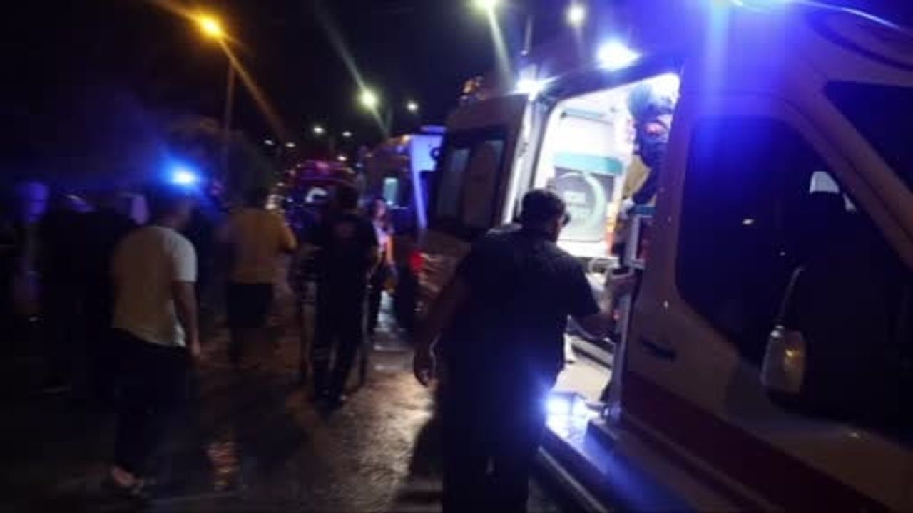 Kazalar yağmurla geldi: otomobil Kozan'da sulama kanalına düştü