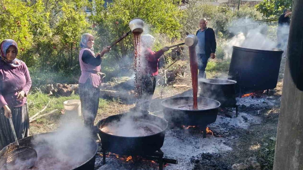 Kazanlar ateşinde Silifke'nin yörük kadınları nar ekşisini hazırlıyor