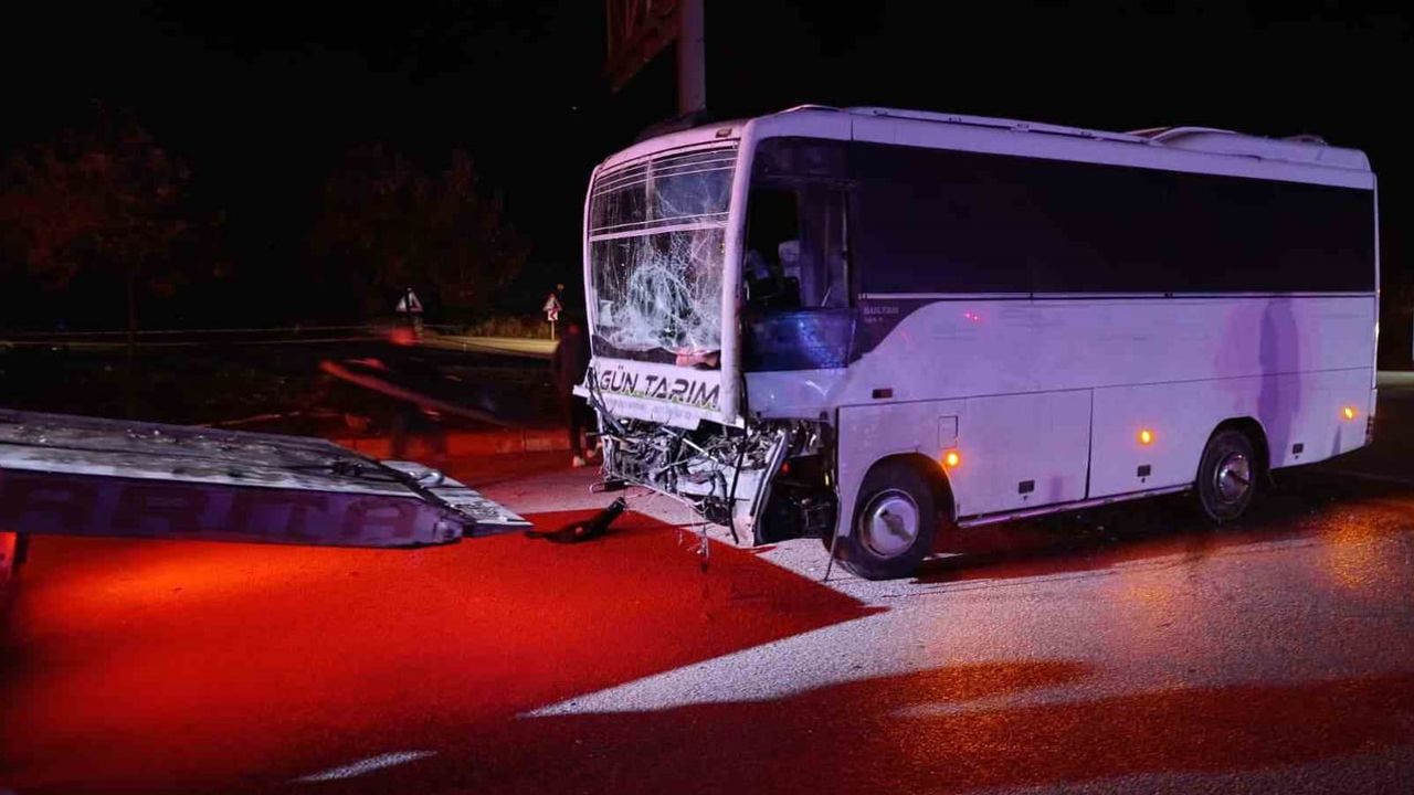 Keçiborlu-Uluborlu kavşağında arka arkaya çarpışma: tarım işçileri yaralandı
