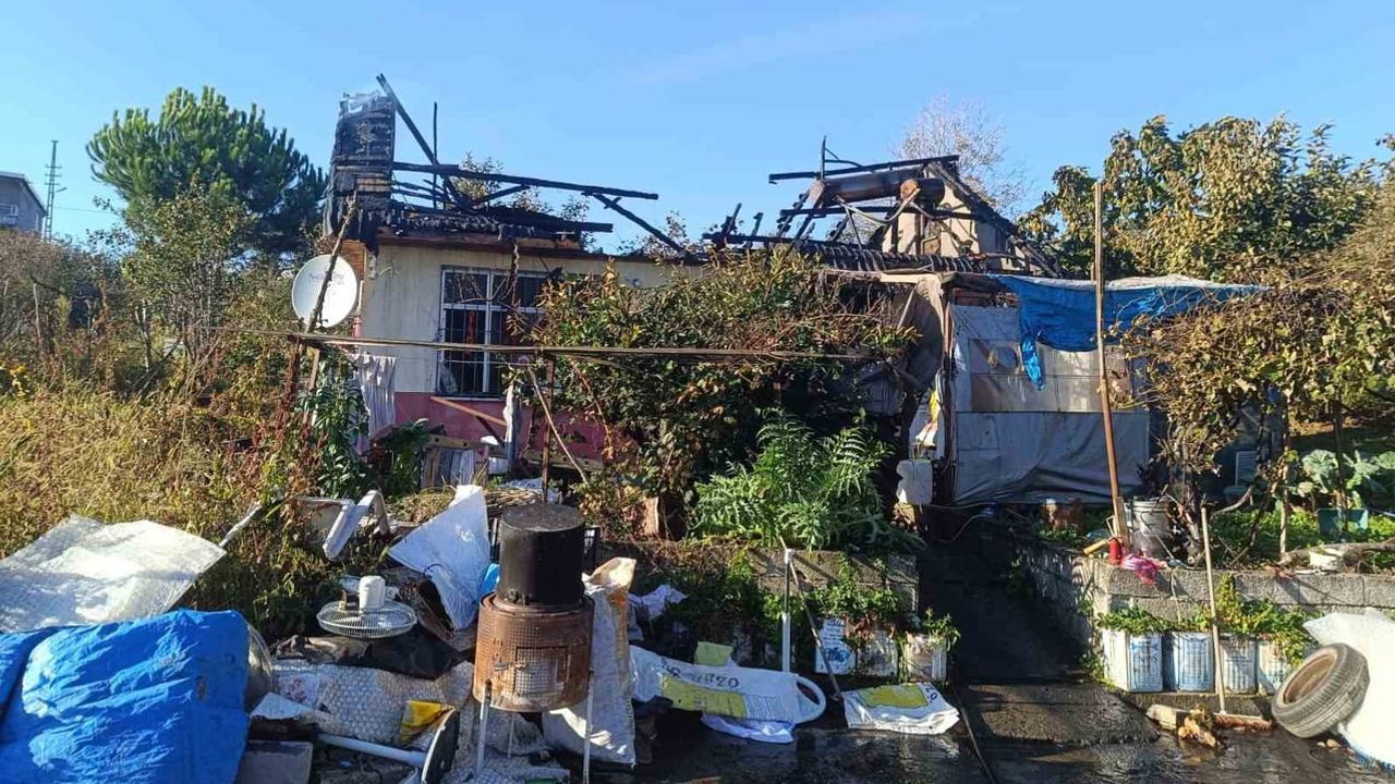 Kefken köyünde çatıda çıkan yangın tek katlı evi kullanılamaz bıraktı