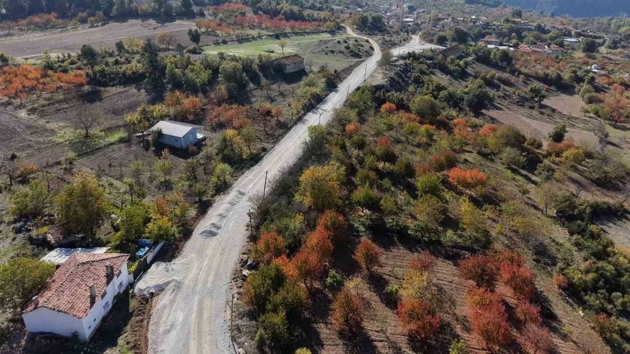 Keles'te üç mahallenin bağlantı yolu baştan sona yenileniyor