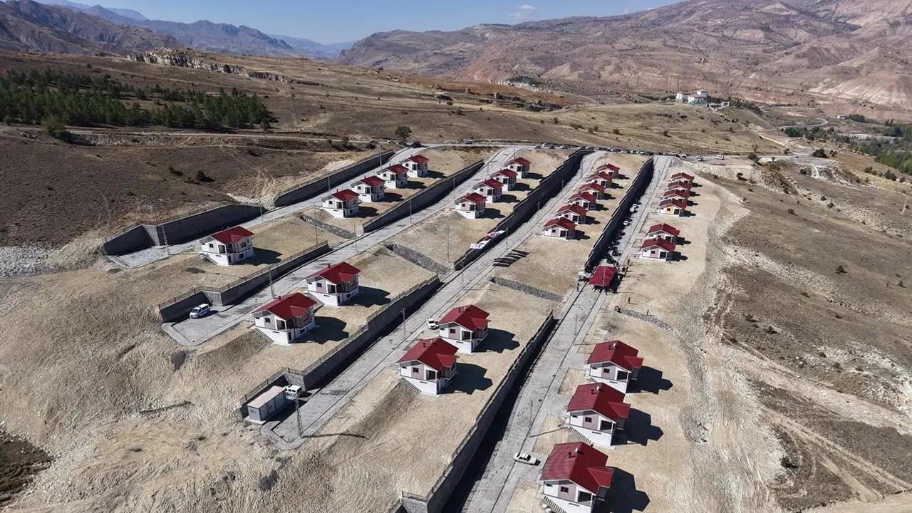 Kemah'ta AFAD konutlarının anahtarları hak sahibi ailelere teslim edildi