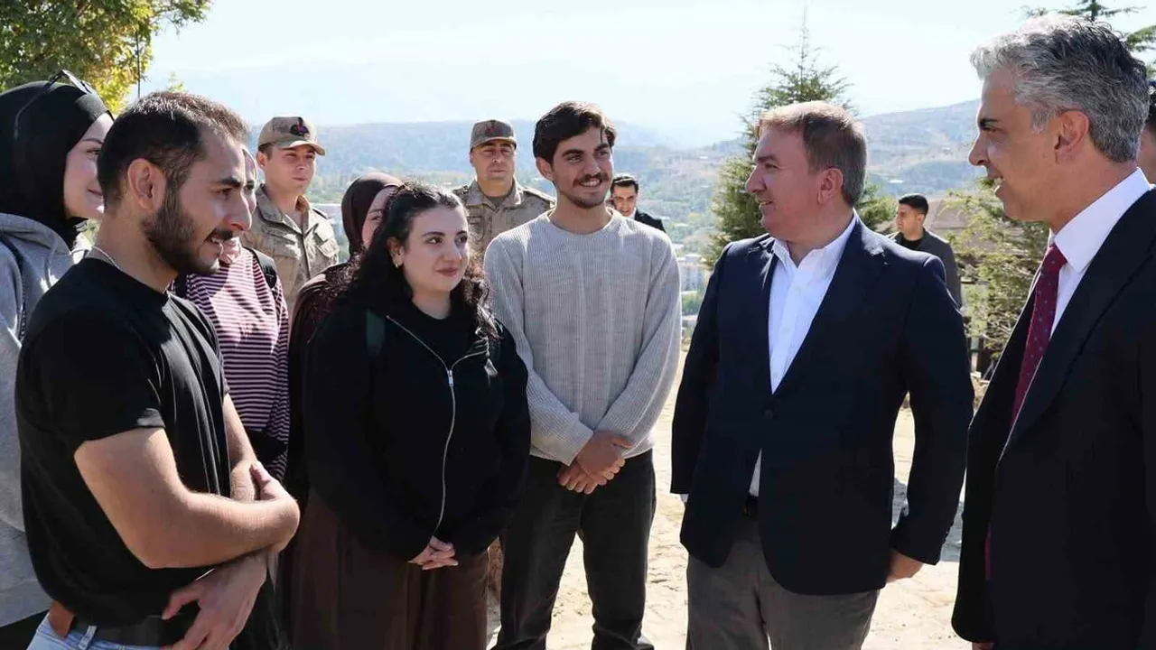 Kemah'ta eğitim sohbeti: vali Aydoğdu ve rektör Kuyrukluyıldız öğrencilerle buluştu