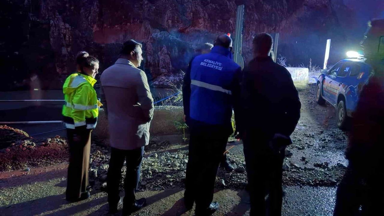 Kemaliye'de dolu ve sağanak heyelanlara yol açtı, iş yerlerini su bastı