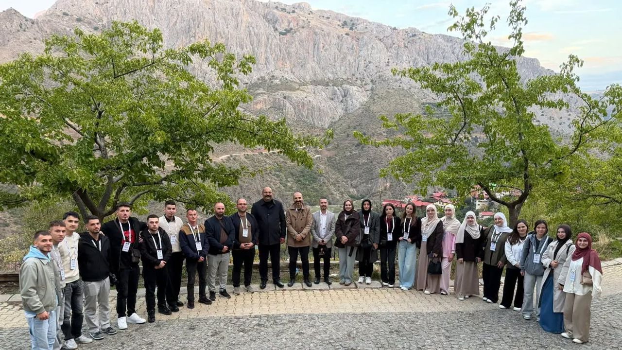 Kemaliye’de gençlik köprüsü: Kosovalı öğrenciler ilçeyi keşfetti