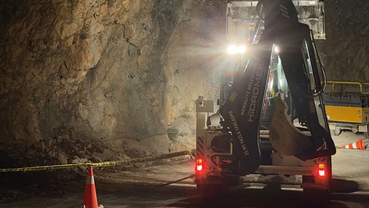 Kemaliye'de taş yolunda kaya düşmesi sonrası belediye müdahalesi