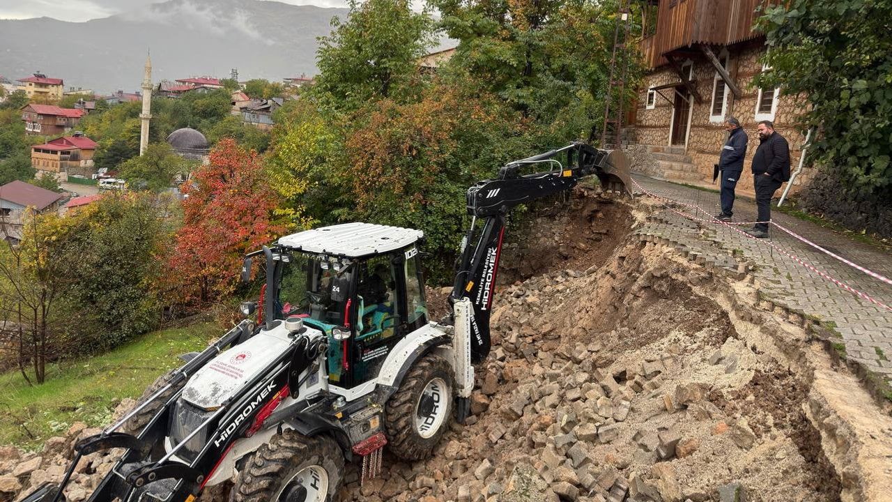 Kemaliye'de yağışın yol açtığı istinat duvarı çökmesi araç trafiğini durdurdu