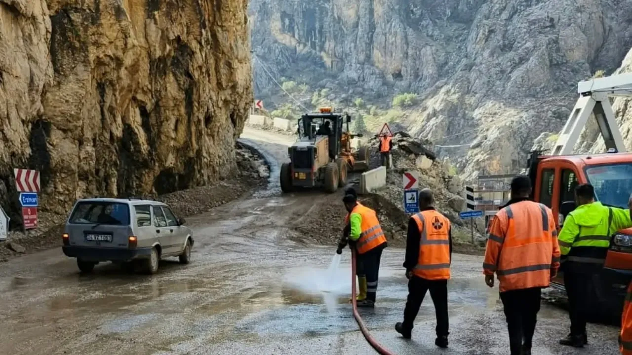 Kemaliye'de yollar yeniden ulaşıma açıldı: dolu ve sağanak izleri temizleniyor