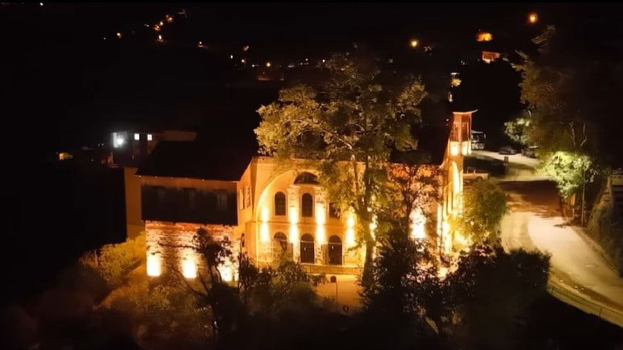 Kemaliye'nin taş sokakları akşam ışıklarıyla canlanıyor