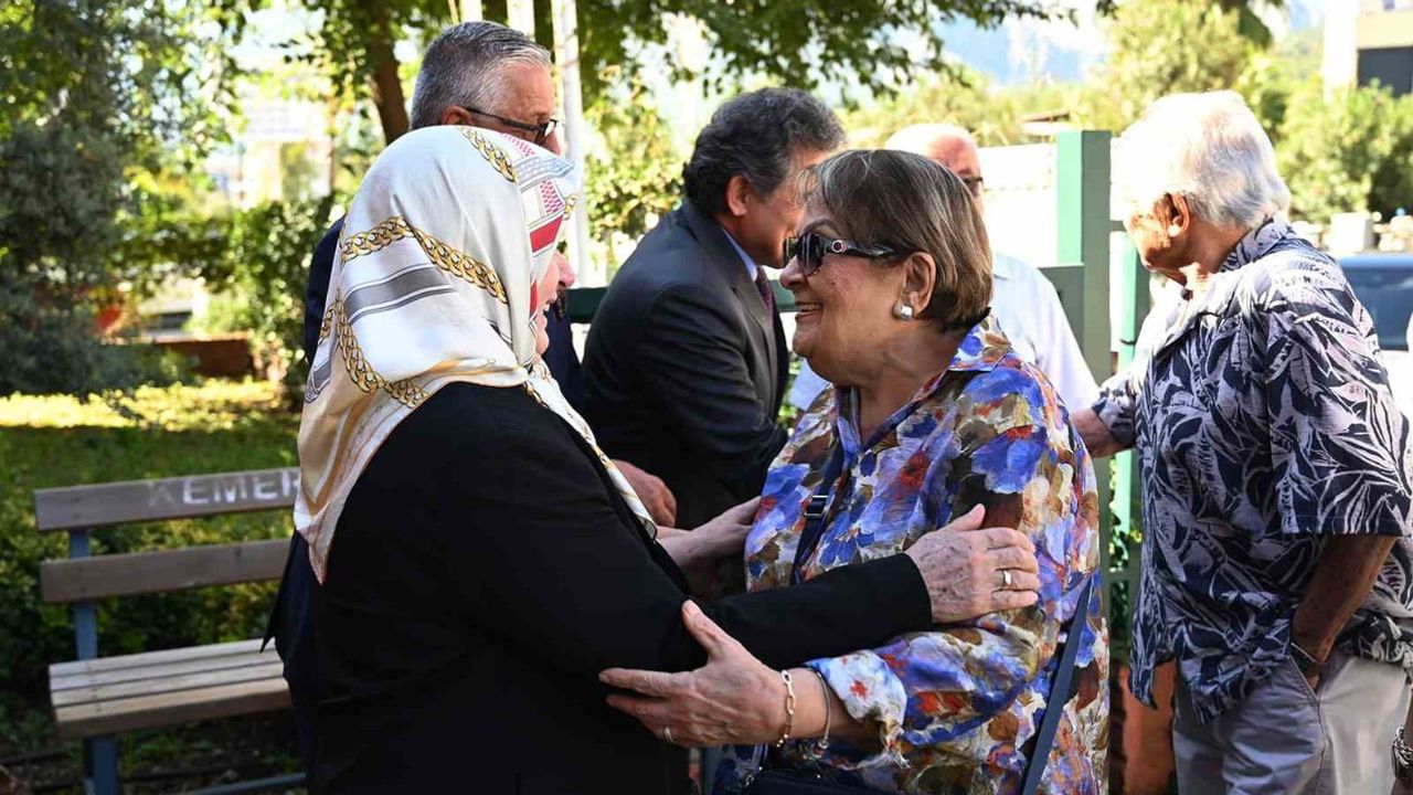 Kemer'de eğitime bağışın yüzü: Akman çifti kreşte ağırlandı