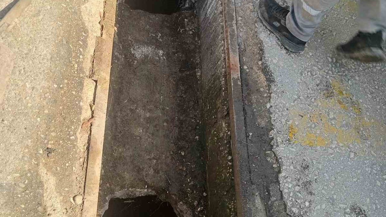 Kemer'de yağış öncesi mazgallar elden geçirildi