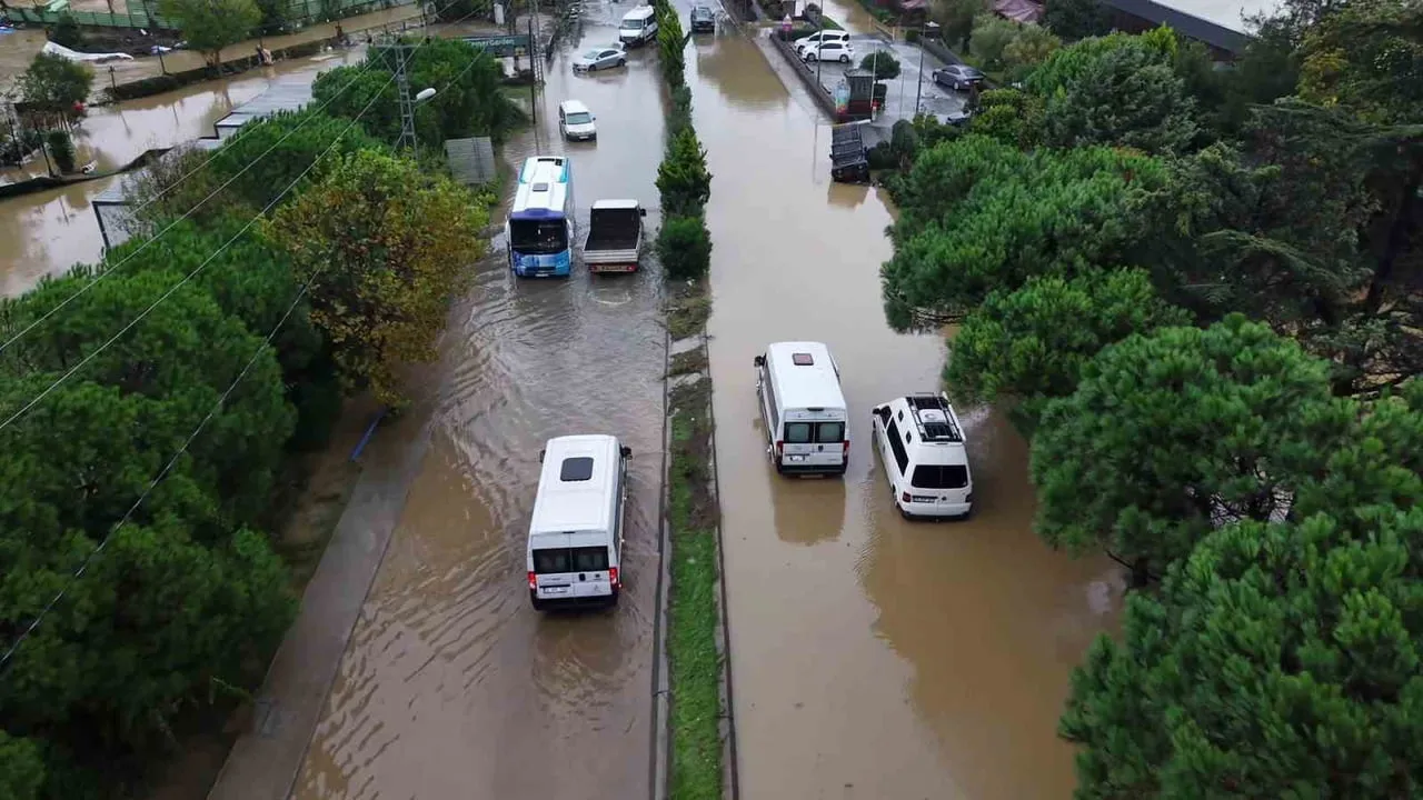 Kemerburgaz'da cendere yolu sular altında kaldı, ekipler dronla görüntü aldı