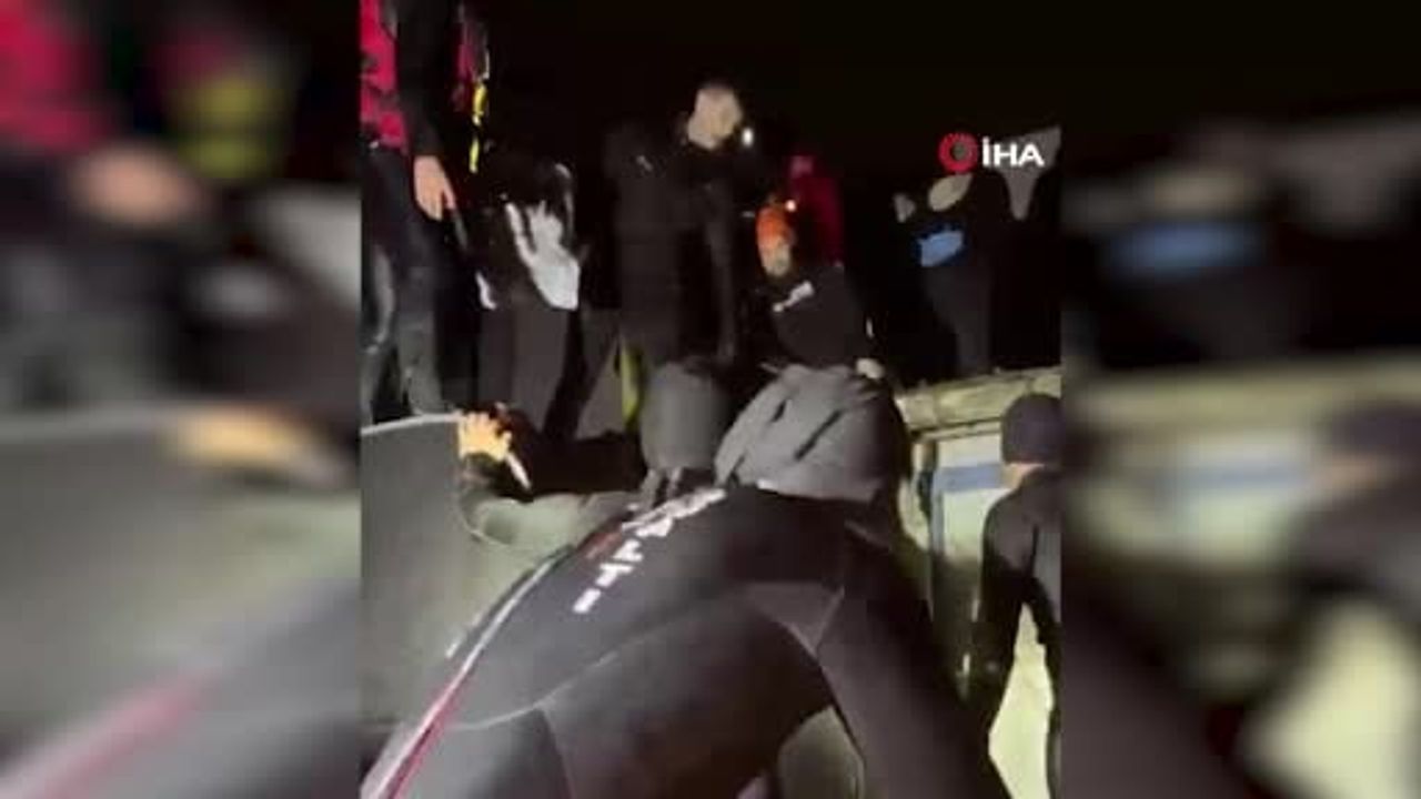 Kemerburgaz’da su yükselince çatıda mahsur kalan vatandaşı jandarma botla kurtardı