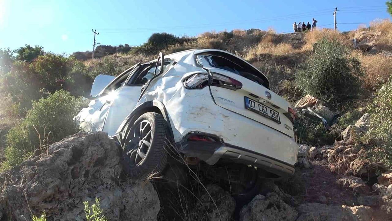 Kepez'de 30 metrelik uçurumdan yuvarlanan otomobilin sürücüsü yaralandı