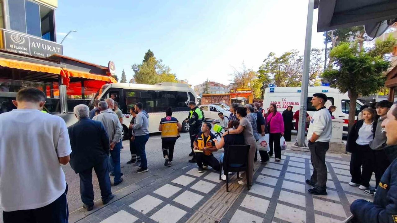 Keşan'da minibüs yaya geçidinden geçen iki kişiye çarptı