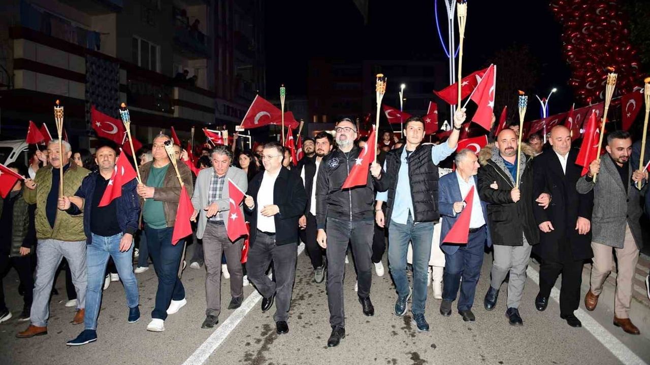 Kestel'de 29 ekim coşkusu sergilerden fener alayına ilçeyi saran program