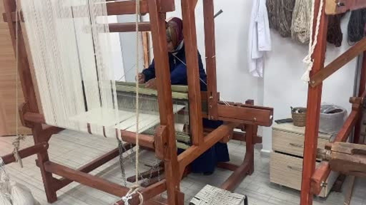 Ketenle dokunan hikâyeler: Siirt'te bir kilim ustasının yolculuğu