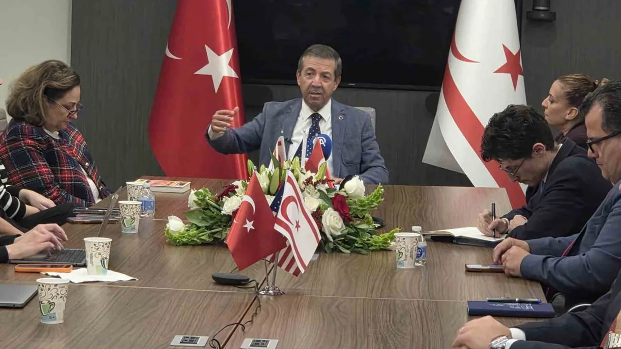 Kıbrıs'ta yeni ortaklık seçeneği yok; dış politika iki egemen devlet üzerine kurulu