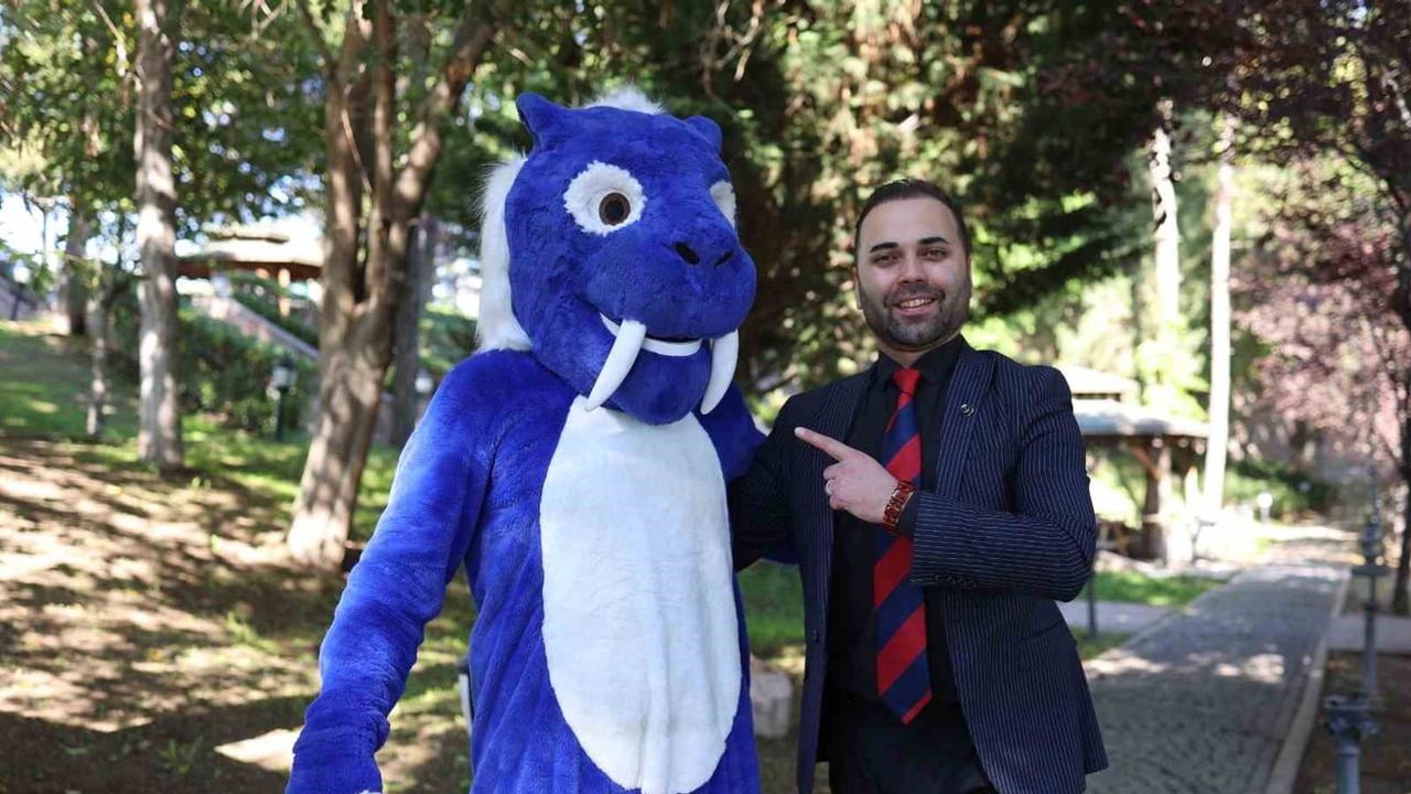 Kılıç dişli kaplan tuzi kostümüyle Çankırı’yı dolaşıyor