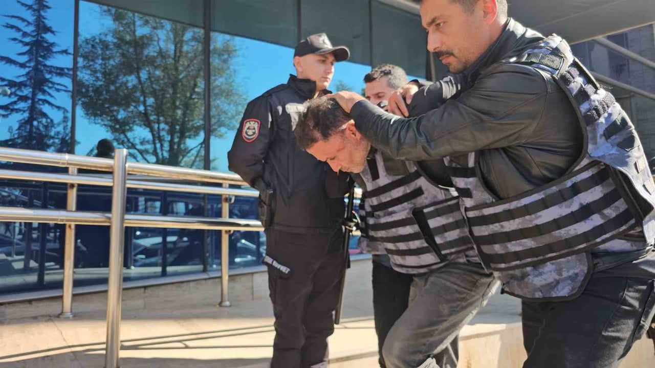 Kilimli'de boşanma tartışması sonrası iki ağır yaralı, zanlı adliyeye sevk edildi