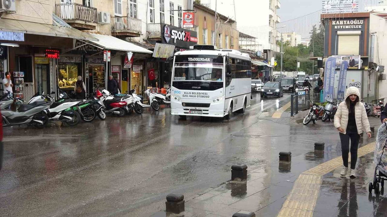 Kilis'te aniden bastıran yağış sürücüleri tedbirli hale getirdi