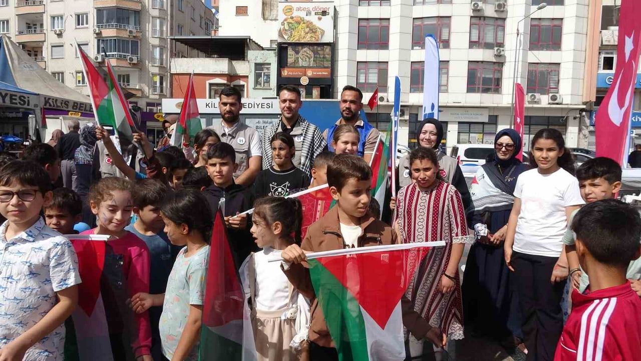Kilis'te çocuklar metrelerce resimle Filistinli yaşıtlarına ses oldu