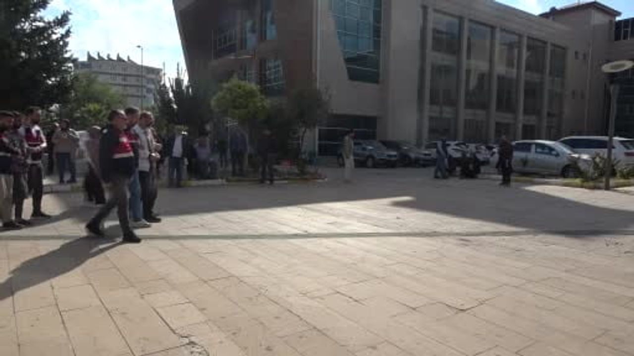 Kilis'te eş zamanlı operasyonda DEAŞ şüphelilerinden biri tutuklandı, diğeri adli kontrollü serbest